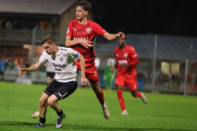 18.09.2026, Fussball, Herren, Saison 2026 2027, Regionalliga Bayern, 10. Spieltag: TSV Buchbach - FC Schweinfurt 05 Von links: Philipp Hack (FC Schweinfurt 05, 07) gegen Tizian Zimmermann (TSV Buchbach, 22) Buchbach SMR-Arena Bayern Deutschland