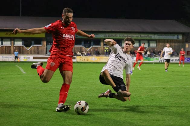 18.09.2026, Fussball, Herren, Saison 2026 2027, Regionalliga Bayern, 10. Spieltag: TSV Buchbach - FC Schweinfurt 05 Von links: Philipp Walter (TSV Buchbach, 06) gegen Lauris Bausenwein (FC Schweinfurt 05, 21) Buchbach SMR-Arena Bayern Deutschland