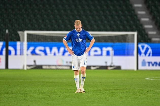 Herren I Frauen I Saison 2026-2027 I 2. Bundesliga I 6. Spieltag I VfL Wolfsburg - SV Darmstadt 98 I 18.09.2026 Kai Klefisch (17, SV Darmstadt 98) steht nach dem Abpfiff allein und enttäuscht auf dem Spielfeld Freisteller, Nahaufnahme, Porträt, Portrait, Einzelfoto, Einzelbild, Körper Wolfsburg Volkswagen Arena Niedersachsen Deutschland Copyright: xLobeca InesxHähnelx