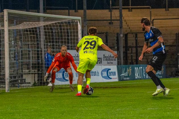 18.09.2026, xerix, Fussball Regionalliga Suedwest, FSV Frankfurt - Stuttgarter Kickers v.l. David Stojak (SV Stuttgarter Kickers) vor dem Tor das von Lucas Becker (FSV Frankfurt) beschützt wird Frankfurt