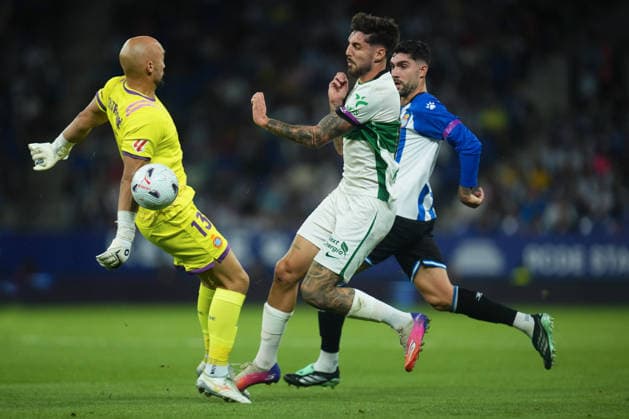 ESP: RCD Espanyol - Elche CF. La Liga EA Sports. Matchday 7 Fer Nino scores to make it 0-1, beating goalkeeper Marko Dmitrovic during the La Liga EA Sports match between RCD Espanyol and Elche CF played at RCDE Stadium on September 18, 2026 in Barcelona, Spain. kpng Copyright: xBaguxBlancox xPRESSINPHOTOx PS_2627_ESP_ELC_585
