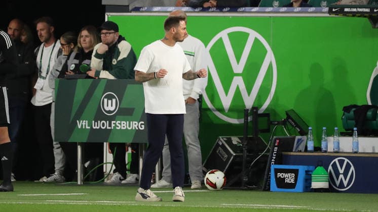 VfL vs. Darmstadt, 2. BL Wolfsburg, 18.09.2026, Fußball, Herren, 2. BL, Saison 2026 2027, VfL Wolfsburg vs. SV Darmstadt 98: Schlussjubel, Cheftrainer Tobias Strobl (VfL Wolfsburg) (DFL DFB REGULATIONS PROHIBIT ANY USE OF PHOTOGRAPHS as IMAGE SEQUENCES and or QUASI-VIDEO) Volkswagen Arena Niedersachsen Deutschland