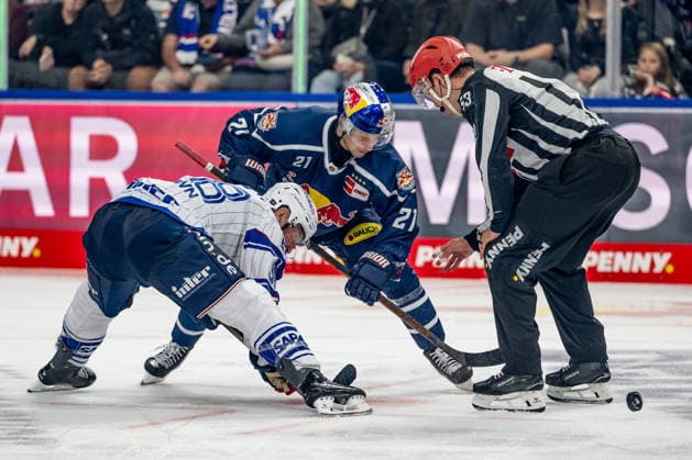 Linesperson Joshua Roemer fuehrt ein Bully Faceoff aus zwischen Patrick Brown (Adler Mannheim, 38) und Dominik Kahun (EHC Red Bull Muenchen, 21) GER, EHC Red Bull Muenchen vs. Adler Mannheim, Eishockey, DEL, Saison 2026 2027, 1. Spieltag, 18.09.2026. Foto: HMB Media Heike Feiner Copyright: HMBxMedia HeikexFeiner