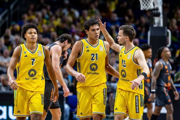Basketball Berlin 18.09.2026 Saison 2026 2027 EasyCredit BBL 1. Bundesliga Männer, Herren Alba Berlin - NINERS Chemnitz Brandon Angel (Alba Berlin, No.21) Martin Hermannsson (Alba Berlin, No.15) Jack Kayil (Alba Berlin, No.07) Jubel