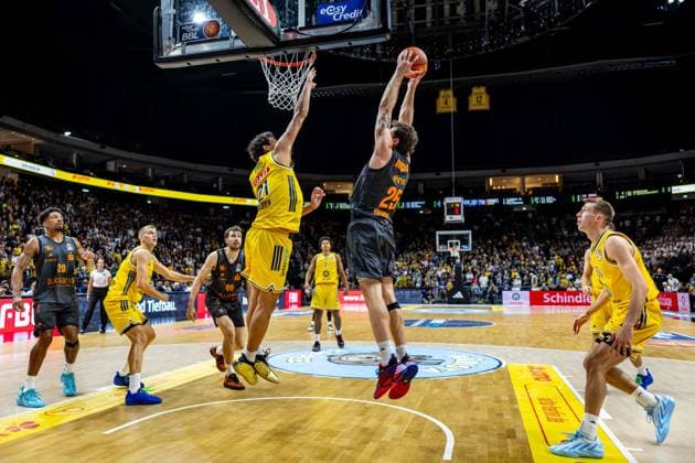 Basketball Berlin 18.09.2026 Saison 2026 2027 EasyCredit BBL 1. Bundesliga Männer, Herren Alba Berlin - NINERS Chemnitz Benjamin Burnham (Chemnitz, No.25) Ben Brandon Angel (Alba Berlin, No.21)
