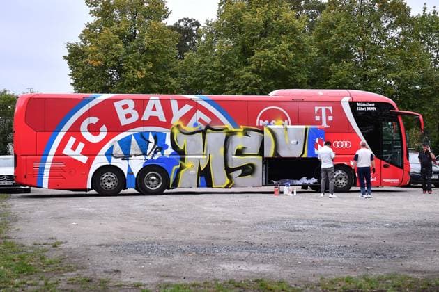 Fußball A-Junioren DFB-Pokal Saison 2026 2027 Achtelfinale: MSV Duisburg U19 - Bayern München U19 am 19.09.2026 an der BSA Westender Straße in Duisburg Der Mannschaftsbus von Bayern München wurde mit MSV Graffiti angesprüht Nordrhein-Westfalen Deutschland
