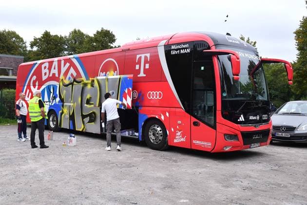 Fußball A-Junioren DFB-Pokal Saison 2026 2027 Achtelfinale: MSV Duisburg U19 - Bayern München U19 am 19.09.2026 an der BSA Westender Straße in Duisburg Der Mannschaftsbus von Bayern München wurde mit MSV Graffiti angesprüht Nordrhein-Westfalen Deutschland
