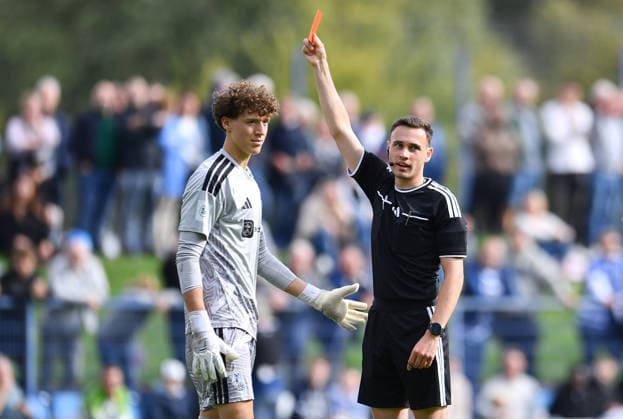 Fußball A-Junioren DFB-Pokal Saison 2026 2027 Achtelfinale: MSV Duisburg U19 - Bayern München U19 am 19.09.2026 an der BSA Westender Straße in Duisburg Schiedsrichter Julius Zill, rechts zeigt Jihan Masseling ( MSV Duisburg U19 ), links die Rote Karte Nordrhein-Westfalen Deutschland