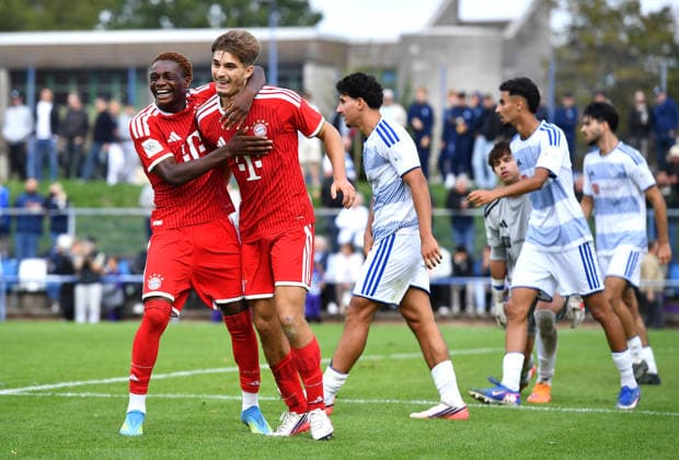Fußball A-Junioren DFB-Pokal Saison 2026 2027 Achtelfinale: MSV Duisburg U19 - Bayern München U19 am 19.09.2026 an der BSA Westender Straße in Duisburg Torjubel zum 0:3 durch Raphael Pavlic ( Bayern München U19 ), rechts - Uzorchukwu Frank Egwuatu ( Bayern München U19 ), links Nordrhein-Westfalen Deutschland
