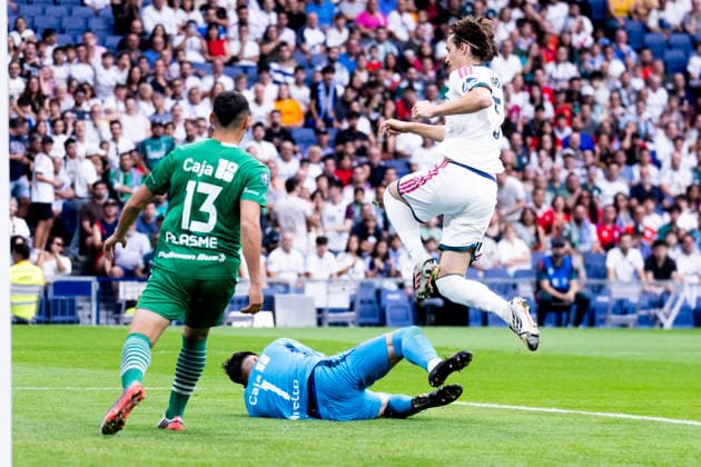 Real Madrid U20 v Santiago Wanderers U20 - Intercontinental Cup U20 September 19, 2026, Santiago Bernabeu Stadium, Madrid, Spain: Fabiano Avello os Santiago Wanderers traps the ball during the U-20 Intercontinental Cup final match between Real Madrid and Santiago Wanderers at the Santiago Bernabeu Stadium, Madrid, Spain. Madrid Santiago Bernabeu Stadium Madrid Spain Copyright: xAlejandroxMatiasxAcostax