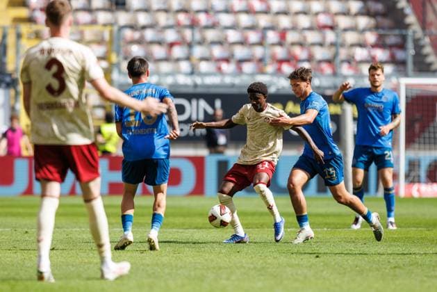 Ibrahim Kanate (1.FC Kaiserslautern) im Zweikampf mit Max Marie (Eintracht Braunschweig) und Louis Breunig (Eintracht Braunschweig), Aktion Action 1.FC Kaiserslautern vs Eintracht Braunschweig, Fussball, 2. Bundesliga, 6. Spieltag, Saison 2026 2027, 19.09.2026 1.FC Kaiserslautern vs Eintracht Braunschweig, Fussball, 2. Bundesliga, 6. Spieltag, Saison 2026 2027, 19.09.2026 Copyright: xEibnerxPressefotox EP_ANS