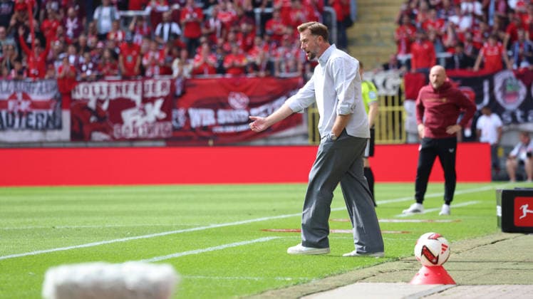 19.09.2026, xrekx, Fussball 2.Bundesliga, 1.FC Kaiserslautern - Eintracht Braunschweig v.l. Lars Kornetka Trainer (Eintracht Braunschweig) gibt Anweisungen, gestikuliert, mit den Armen gestikulieren gives instructions, gesticulate (DFL DFB REGULATIONS PROHIBIT ANY USE OF PHOTOGRAPHS as IMAGE SEQUENCES and or QUASI-VIDEO) Kaiserslautern