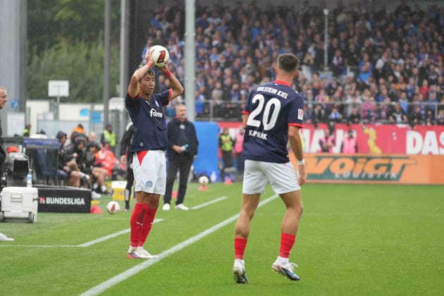 Fußball I Herren I Saison 2026-2027 I 2. Bundesliga I 6. Spieltag I Holstein Kiel - VfL Osnabrück I 19.09.2026 Hiroki Sekine (32, Holstein Kiel) wirft den Ball ein Kiel Holstein-Stadion Schleswig-Holstein Deutschland Copyright: xLobeca MaschaxHolmx