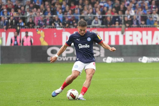 Fußball I Herren I Saison 2026-2027 I 2. Bundesliga I 6. Spieltag I Holstein Kiel - VfL Osnabrück I 19.09.2026 Adrian Kapralik (20, Holstein Kiel) schießt den Ball Kiel Holstein-Stadion Schleswig-Holstein Deutschland Copyright: xLobeca MaschaxHolmx