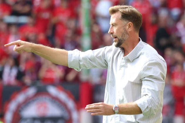 19.09.2026, xrekx, Fussball 2.Bundesliga, 1.FC Kaiserslautern - Eintracht Braunschweig v.l. Lars Kornetka Trainer (Eintracht Braunschweig) gibt Anweisungen, gestikuliert, mit den Armen gestikulieren gives instructions, gesticulate (DFL DFB REGULATIONS PROHIBIT ANY USE OF PHOTOGRAPHS as IMAGE SEQUENCES and or QUASI-VIDEO) Kaiserslautern