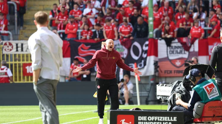 19.09.2026, xrekx, Fussball 2.Bundesliga, 1.FC Kaiserslautern - Eintracht Braunschweig v.l. Torsten Lieberknecht Trainer (1.FC Kaiserslautern) enttaeuscht, enttäuscht, schaut enttaeuscht, niedergeschlagen, disappointed (DFL DFB REGULATIONS PROHIBIT ANY USE OF PHOTOGRAPHS as IMAGE SEQUENCES and or QUASI-VIDEO) Kaiserslautern