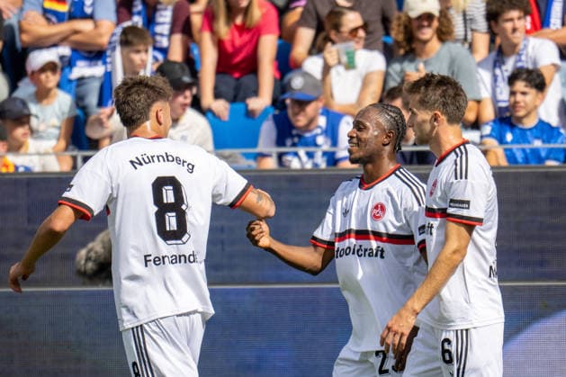 19.09.2026, xdaymx, Fussball 2.Bundesliga, Karlsruher SC - 1.FC Nürnberg. Torjubel vom Torschützen Mohamed AlÃ¬ Zoma (1.FC Nürnberg) zum 0:1 für Nürnberg mit der Mannschaft. (DFL DFB REGULATIONS PROHIBIT ANY USE OF PHOTOGRAPHS as IMAGE SEQUENCES and or QUASI-VIDEO) Karlsruhe