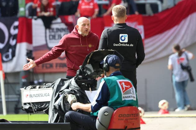 19.09.2026, xrekx, Fussball 2.Bundesliga, 1.FC Kaiserslautern - Eintracht Braunschweig v.l. Torsten Lieberknecht Trainer (1.FC Kaiserslautern) enttaeuscht, enttäuscht, schaut enttaeuscht, niedergeschlagen, disappointed (DFL DFB REGULATIONS PROHIBIT ANY USE OF PHOTOGRAPHS as IMAGE SEQUENCES and or QUASI-VIDEO) Kaiserslautern