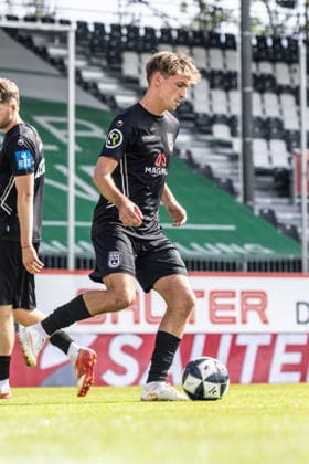 SV Sandhausen vs. SSV Ulm 1846 Fußball, Fussball, Regionalliga Südwest, 8. Spieltag, Stadion am Hardtwald Sandhausen 19.09.26 warm up, aufwärmen Benjamin Goller (SSV Ulm 1846 Fußball, 07) SV Sandhausen vs. SSV Ulm 1846 Fußball, Fussball, Regionalliga Südwest, 8. Spieltag, Stadion am Hardtwald Sandhausen 19.09.26 Foto: Lucca Fundel Sandhausen Stadion am Hardtwald Baden-Württemberg Deutschland