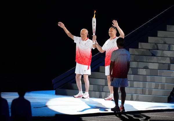 (260919) -- NAGOYA, Sept. 19, 2026 -- Torch bearers Murofushi Shigenobu (L) and Murofushi Koji (C) wave during the opening ceremony of the 20th Asian Games Aichi-Nagoya 2026 in Nagoya, Japan, Sept. 19, 2026. ) (SP)JAPAN-NAGOYA-ASIAN GAMES-OPENING CEREMONY LuixSiuxWai 