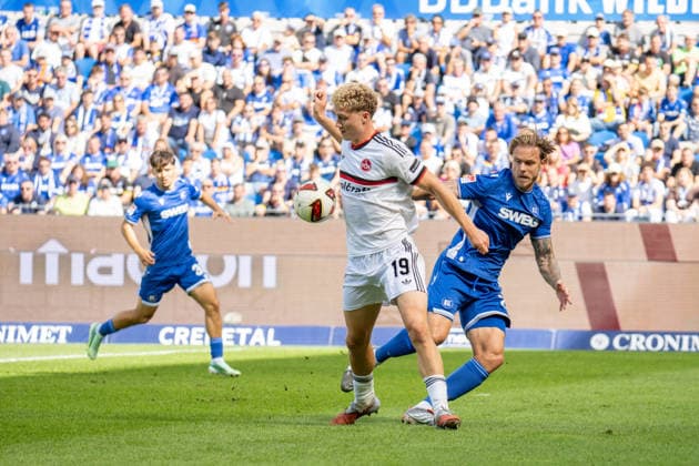19.09.2026, xdaymx, Fussball 2.Bundesliga, Karlsruher SC - 1.FC Nürnberg. vl. Piet Scobel (1.FC Nürnberg) im Zweikampf mit Franke, Marcel (Karlsruher SC) (DFL DFB REGULATIONS PROHIBIT ANY USE OF PHOTOGRAPHS as IMAGE SEQUENCES and or QUASI-VIDEO) Karlsruhe
