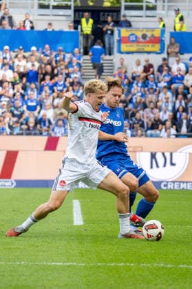 19.09.2026, xdaymx, Fussball 2.Bundesliga, Karlsruher SC - 1.FC Nürnberg. vl. Piet Scobel (1.FC Nürnberg) im Zweikampf mit Franke, Marcel (Karlsruher SC) (DFL DFB REGULATIONS PROHIBIT ANY USE OF PHOTOGRAPHS as IMAGE SEQUENCES and or QUASI-VIDEO) Karlsruhe