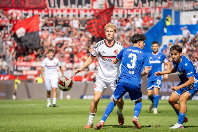 19.09.2026, xdaymx, Fussball 2.Bundesliga, Karlsruher SC - 1.FC Nürnberg. vl. Piet Scobel (1.FC Nürnberg) im Zweikampf mit Ofli, Deniz (Karlsruher SC) (DFL DFB REGULATIONS PROHIBIT ANY USE OF PHOTOGRAPHS as IMAGE SEQUENCES and or QUASI-VIDEO) Karlsruhe