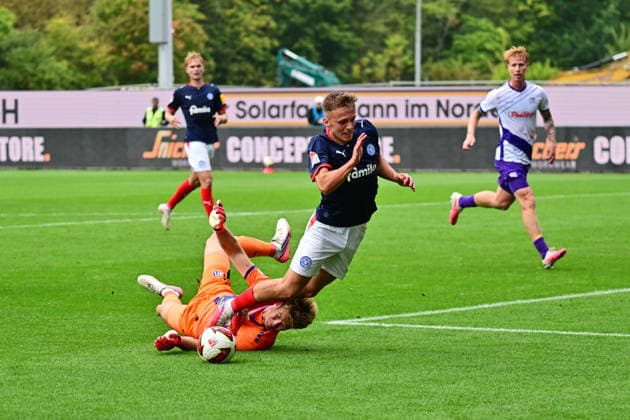19.09.2026, Fußball, Herren, 2.BL (Bundesliga), Saison 2026 2027, Holstein Kiel - VfL Osnabrück, 6. Spieltag, KSV, Holstein-Stadion Gyan de Regt holt den Elfmeter gegen Torwart Jonas Krumrey raus Kiel, Holstein-Stadion Holstein-Stadion Schleswig-Holstein Deutschland