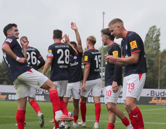 Phil Harres (Holstein Kiel) verwandelt den Elfmeter zum 1-0, Jubel Phil Harres (Holstein Kiel) Fussball, Herren, Saison 2026 2027, 2.BL, Holstein Stadion, Holstein Kiel gegen VfL Osnabrueck DFL REGULATIONS PROHIBIT ANY USE OF PHOTOGRAPHS AS IMAGE SEQUENCES AND OR QUASI-VIDEO.