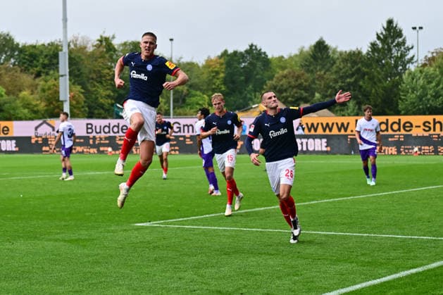 19.09.2026, Fußball, Herren, 2.BL (Bundesliga), Saison 2026 2027, Holstein Kiel - VfL Osnabrück, 6. Spieltag, KSV, Holstein-Stadion Phil Harres trifft zum 1:0 und Holstein Kiel jubelt, nachdem Gyan de Regt den Elfmeter raus geholt hat Kiel, Holstein-Stadion Holstein-Stadion Schleswig-Holstein Deutschland