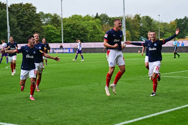 19.09.2026, Fußball, Herren, 2.BL (Bundesliga), Saison 2026 2027, Holstein Kiel - VfL Osnabrück, 6. Spieltag, KSV, Holstein-Stadion Phil Harres trifft zum 1:0 und Holstein Kiel jubelt, nachdem Gyan de Regt den Elfmeter raus geholt hat Kiel, Holstein-Stadion Holstein-Stadion Schleswig-Holstein Deutschland