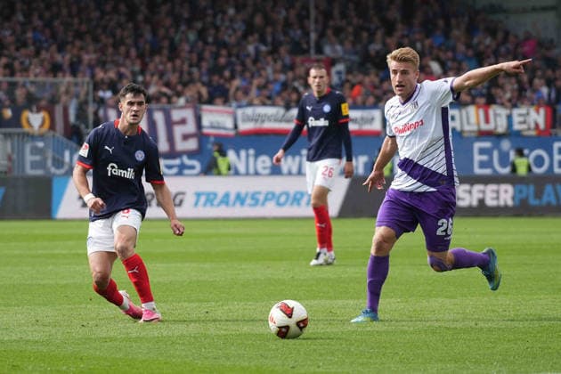 Fußball I Herren I Saison 2026-2027 I 2. Bundesliga I 6. Spieltag I Holstein Kiel - VfL Osnabrück I 19.09.2026 Guillermo Balzi (8, Holstein Kiel) schießt den Ball und Fridolin Wagner (26, VfL Osnabrück) macht seine Teamkollegen darauf aufmerksam Kiel Holstein-Stadion Schleswig-Holstein Deutschland Copyright: xLobeca MaschaxHolmx