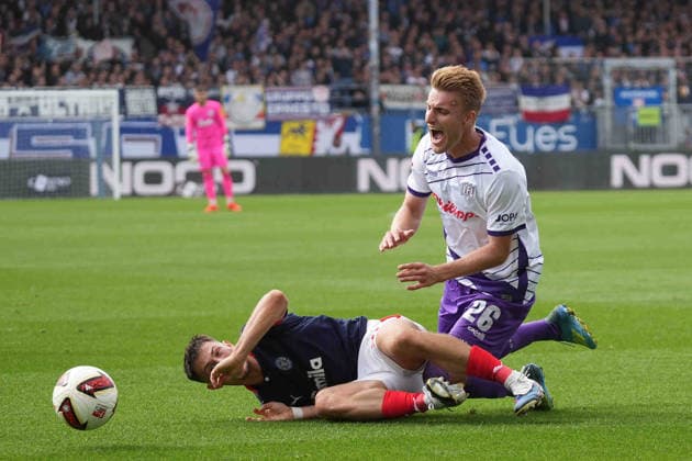 Fußball I Herren I Saison 2026-2027 I 2. Bundesliga I 6. Spieltag I Holstein Kiel - VfL Osnabrück I 19.09.2026 Adrian Kapralik (20, Holstein Kiel) und Fridolin Wagner (26, VfL Osnabrück) fallen zu Boden Kiel Holstein-Stadion Schleswig-Holstein Deutschland Copyright: xLobeca MaschaxHolmx