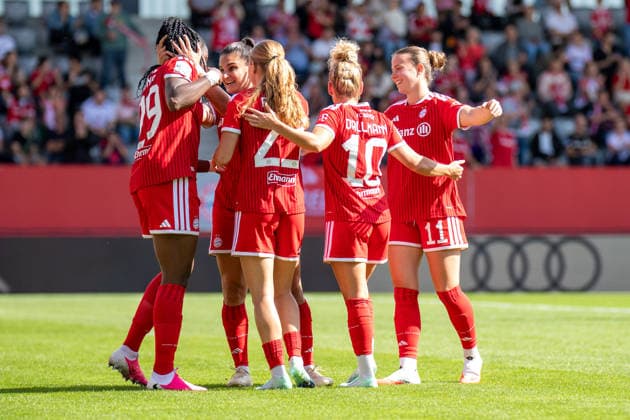 Edna Imade (29 Bayern), Linda Dallmann (10 FC Bayern) , Jovana Damnjanovic (9 Bayern) ,Sophie Proost (23 FC Bayern) und Sarah Mattner-Trembleau (11 FC Bayern) jubeln über das Tor zum 2-0 beim Google Pixel Frauen Bundesligaspiel FC Bayern München - 1. FC Köln am 19.09.2026. München FC Bayern Campus Bayern Deutschland