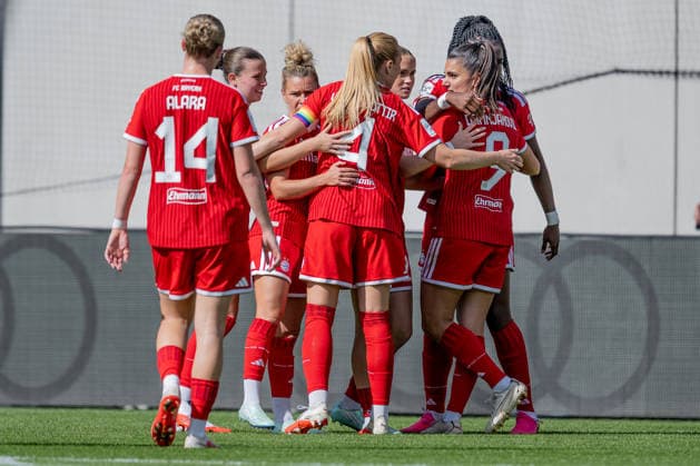 Die Muenchnerinnen bejubeln mit Edna Imade (FC Bayern Muenchen Frauen, 29) deren Tor zum 2:0 GER, FC Bayern Muenchen Frauen vs. 1. FC Koeln, Fussball, Google Pixel Frauen-Bundesliga, 5. Spieltag, Saison 2026 2027, 19.09.2026 (DFL DFB REGULATIONS PROHIBIT ANY USE OF PHOTOGRAPHS as IMAGE SEQUENCES and or QUASI-VIDEO). Foto: HMB Media Heike Feiner Copyright: HMBxMedia HeikexFeiner