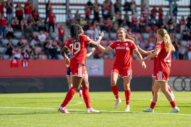 Edna Imade (29 Bayern) , Jovana Damnjanovic (9 Bayern) und Sophie Proost (23 FC Bayern) jubeln über das Tor zum 3-0 beim Google Pixel Frauen Bundesligaspiel FC Bayern München - 1. FC Köln am 19.09.2026. München FC Bayern Campus Bayern Deutschland