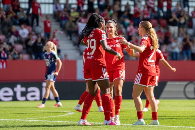 Edna Imade (29 Bayern) , Jovana Damnjanovic (9 Bayern) und Sophie Proost (23 FC Bayern) jubeln über das Tor zum 3-0 beim Google Pixel Frauen Bundesligaspiel FC Bayern München - 1. FC Köln am 19.09.2026. München FC Bayern Campus Bayern Deutschland