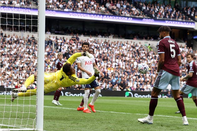 Tottenham Hotspur v Aston Villa 19 September 2026 London - Premier League Football - Tottenham Hotspur v Aston Villa - Aston Villa goalkeeper Zion Suzuki dives to make a save. (Photo by Mark Leech). London UK Copyright: xMarkxLeechxOffside