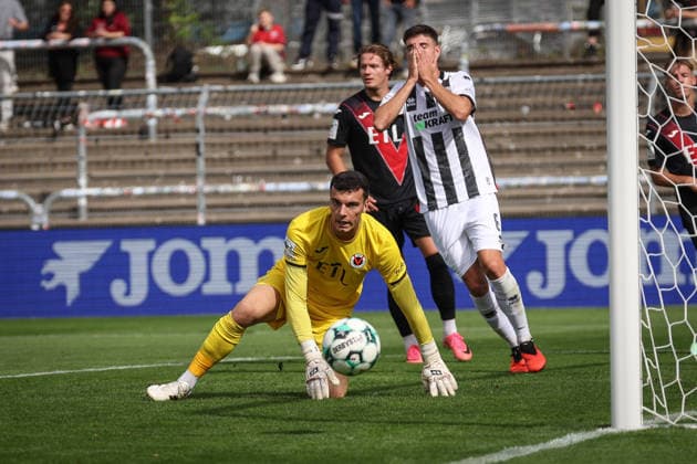 3. Liga - Saison 2026 27 - Victoria Köln - FC Ingolstadt 04 - Georgios Antzoulas (Nr.6 - FCI) - Torwart Arne Schulz (Nr.1 - Viktoria Köln) - Foto: Meyer Jürgen 3. Liga - Saison 2026 27 - Victoria Köln - FC Ingolstadt 04