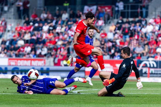 Sport Bilder des Tages 19.09.2026, GER, Fussball, Maenner, Saison 26 27, Regionalliga Nordost, 10.Spieltag, FC Rot-Weiss Erfurt - FC Erzgebirge Aue Dustin Forkel (FC Rot-Weiss Erfurt) 99096 Erfurt Steigerwaldstadion Rasenplatz Thueringen Deutschland