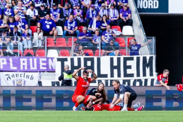 19.09.2026, GER, Fussball, Maenner, Saison 26 27, Regionalliga Nordost, 10.Spieltag, FC Rot-Weiss Erfurt - FC Erzgebirge Aue Maxime Aglago Awoudja (FC Rot-Weiss Erfurt) muss verletzt vom Platz ausgewechselt werden 99096 Erfurt Steigerwaldstadion Rasenplatz Thueringen Deutschland