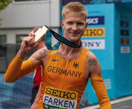 Sport Bilder des Tages (260919) -- DENMARK, Sept. 19, 2026 -- Robert Farken of Germany displays his gold medal after winning the men s road mile at the World Athletics Road Running Championships in Copenhagen, Denmark, Sept. 19, 2026. (Photo by Xinhua) (SP)DENMARK-COPENHAGEN-WORLD ATHLETICS ROAD RUNNING CHAMPIONSHIPS AndersxKongshaug 