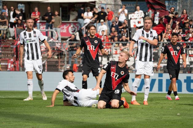 Deutschland: Fussball, 3. Liga, 2026 27, 7. Spieltag, 19.09.2026: FC Viktoria Köln vs. FC Ingolstadt 04: Sportpark Höhenberg (Köln): Meiko Sponsel (FC Viktoria Köln, 19) blockt den Ball von Lukas Fröde (FC Ingolstadt 04, 34) während Vinko Å apina (FC Ingolstadt 04, 41) , Lucas Wolf (FC Viktoria Köln, 21), Lars Lokotsch (FC Ingolstadt 04, 13) zuschauen Köln Deutschland Copyright: xMijoxLubecx