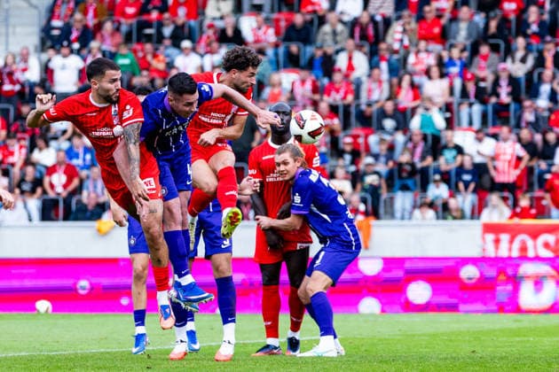 19.09.2026, GER, Fussball, Maenner, Saison 26 27, Regionalliga Nordost, 10.Spieltag, FC Rot-Weiss Erfurt - FC Erzgebirge Aue Romarjo Hajrulla (FC Rot-Weiss Erfurt) macht das 1:0 99096 Erfurt Steigerwaldstadion Rasenplatz Thueringen Deutschland
