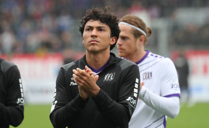 Jonathan Gomez (VfL Osnabrueck) vor der Fankurve Fussball, Herren, Saison 2026 2027, 2.BL, Holstein Stadion, Holstein Kiel gegen VfL Osnabrueck, 1-1 DFL REGULATIONS PROHIBIT ANY USE OF PHOTOGRAPHS AS IMAGE SEQUENCES AND OR QUASI-VIDEO.