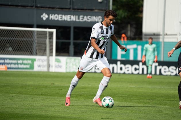 Deutschland: Fussball, 3. Liga, 2026 27, 7. Spieltag, 19.09.2026: FC Viktoria Köln vs. FC Ingolstadt 04: Sportpark Höhenberg (Köln): Fredrik Carlsen (FC Ingolstadt 04, 8) flankt den Ball Köln Deutschland Copyright: xMijoxLubecx