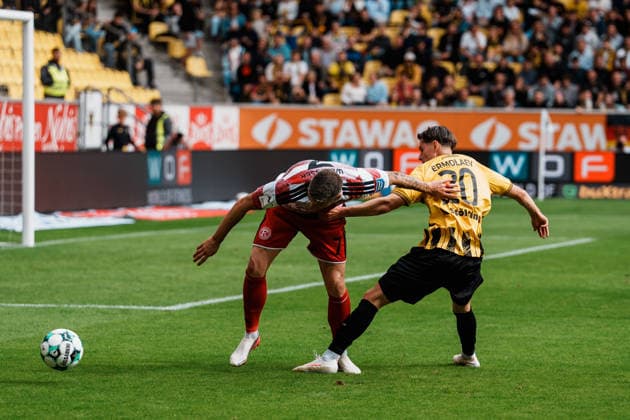 Deutschland: Fussball 3. Liga 2026 - 2027, 7. Spieltag - Alemannia Aachen vs Fortuna Düsseldorf - Tivoli (Aachen): Zweikampf, Kampf um Ball, Duell, Angriff, Tackle zwischen Erik Wekesser (Fortuna Düsseldorf, 7) und Georg Ermolaev (Alemannia Aachen, 20) im Strafraum von Fortuna Copyright: xThiemoxRudolphx