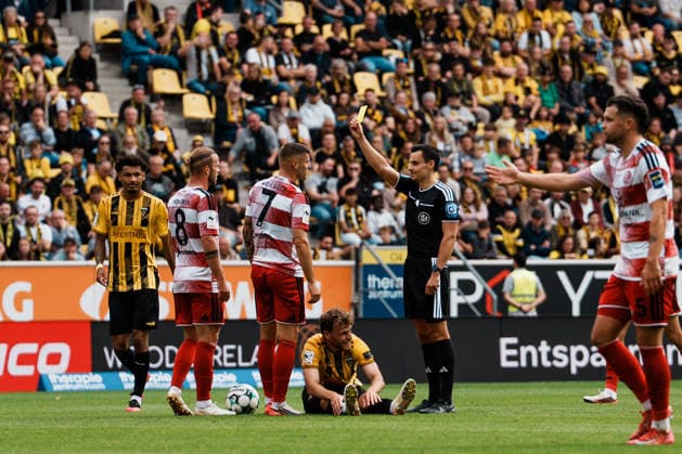 Deutschland: Fussball 3. Liga 2026 - 2027, 7. Spieltag - Alemannia Aachen vs Fortuna Düsseldorf - Tivoli (Aachen): Verwarnung, gelbe Karte für Erik Wekesser (Fortuna Düsseldorf, 7) nach Foul an Mika Schroers (Alemannia Aachen, 27) Copyright: xThiemoxRudolphx