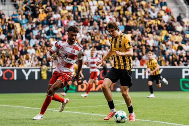 Deutschland: Fussball 3. Liga 2026 - 2027, 7. Spieltag - Alemannia Aachen vs Fortuna Düsseldorf - Tivoli (Aachen): Louis Köster Louis Koster (Alemannia Aachen, 8) Dribbling, Ballbesitz, am Ball, Spielaufbau, Übersicht gegen Elias Egouli (Fortuna Düsseldorf, 44) Copyright: xThiemoxRudolphx