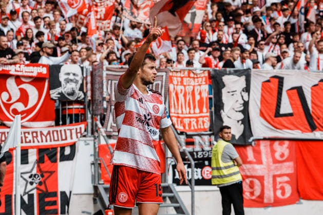 Deutschland: Fussball 3. Liga 2026 - 2027, 7. Spieltag - Alemannia Aachen vs Fortuna Düsseldorf - Tivoli (Aachen): Finger hoch von Tim Oberdorf (Fortuna Düsseldorf, 15) vor Ecke von Aachen Copyright: xThiemoxRudolphx